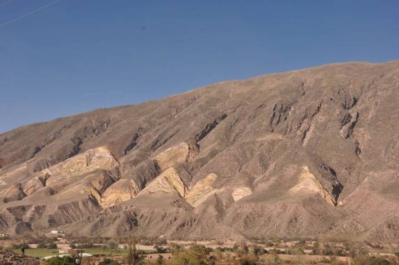 Montanhas coloridas em estrada que atravessa a Quebrada de Humahuaca - Argentina